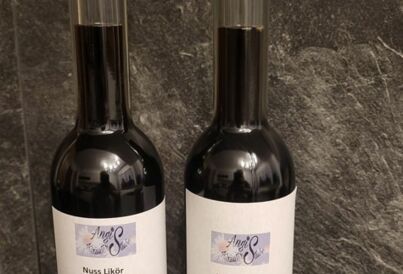Zwei Flaschen Nusslikör