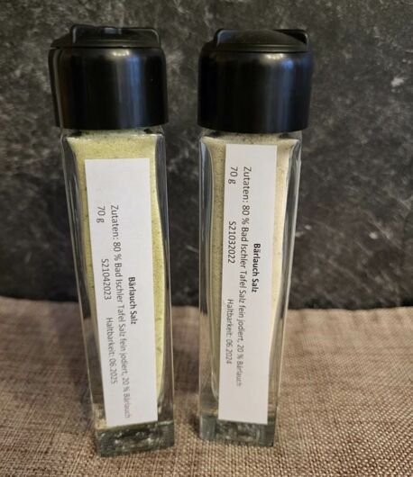 Zwei Streuer mit Bärlauchsalz