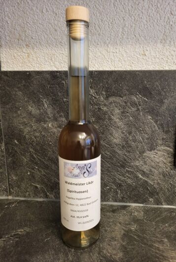 Flasche mit Waldmeisterlikör
