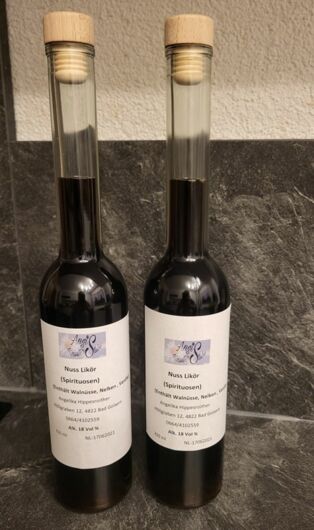 Zwei Flaschen Nusslikör