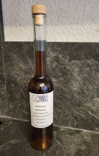 Flasche mit Ribisellikör