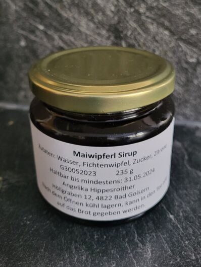 Glas mit Maiwipferlsirup