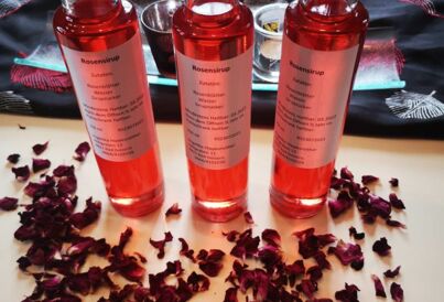 Flaschen mit Rosensirup