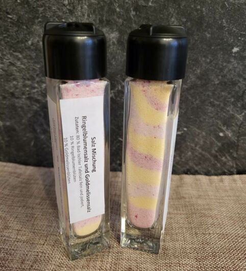 Zwei Streuer mit Salzmischung