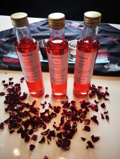 Flaschen mit Rosensirup