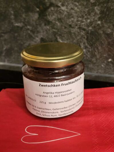 Glas mit Zwetschkenmarmelade