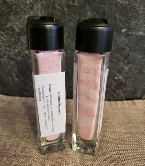 Zwei Streuer mit Goldmelissensalz