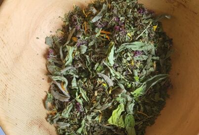 getrocknete Zutaten in der Holzschüssel