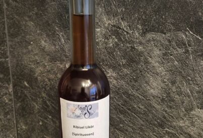 Flasche mit Ribisellikör