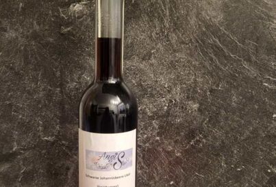 Flasche mit Schwarzem Johannesbeere Likör