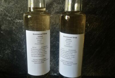 Flaschen mit Brennesselsirup