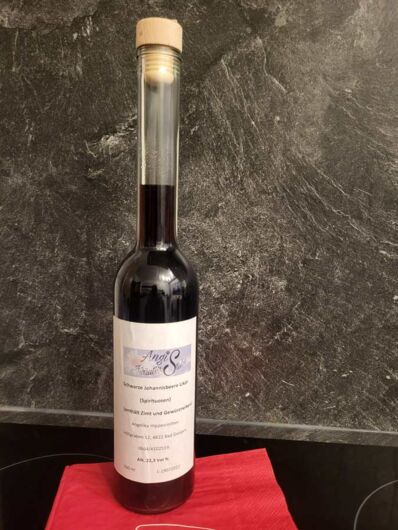 Flasche mit Schwarzem Johannesbeere Likör