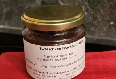 Glas mit Zwetschkenmarmelade