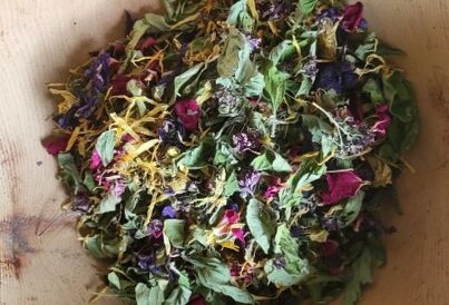 getrocknete Zutaten in der Holzschüssel