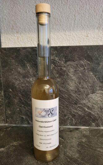 Flasche mit Holunderblütenlikör