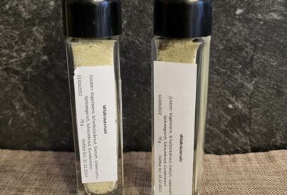 Zwei Streuer mit Wildkräutersalz