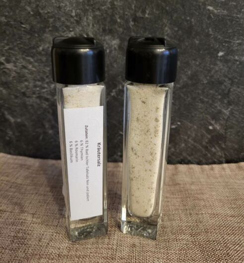 Zwei Streuer mit Kräutersalz