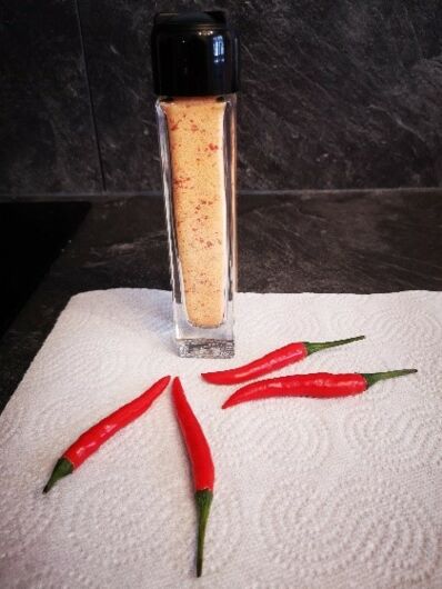 Streuer mit Chilisalz, Chilischoten