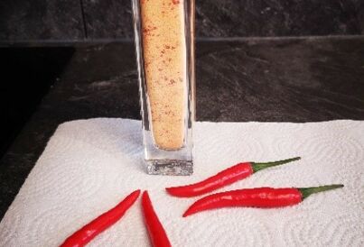 Streuer mit Chilisalz, Chilischoten